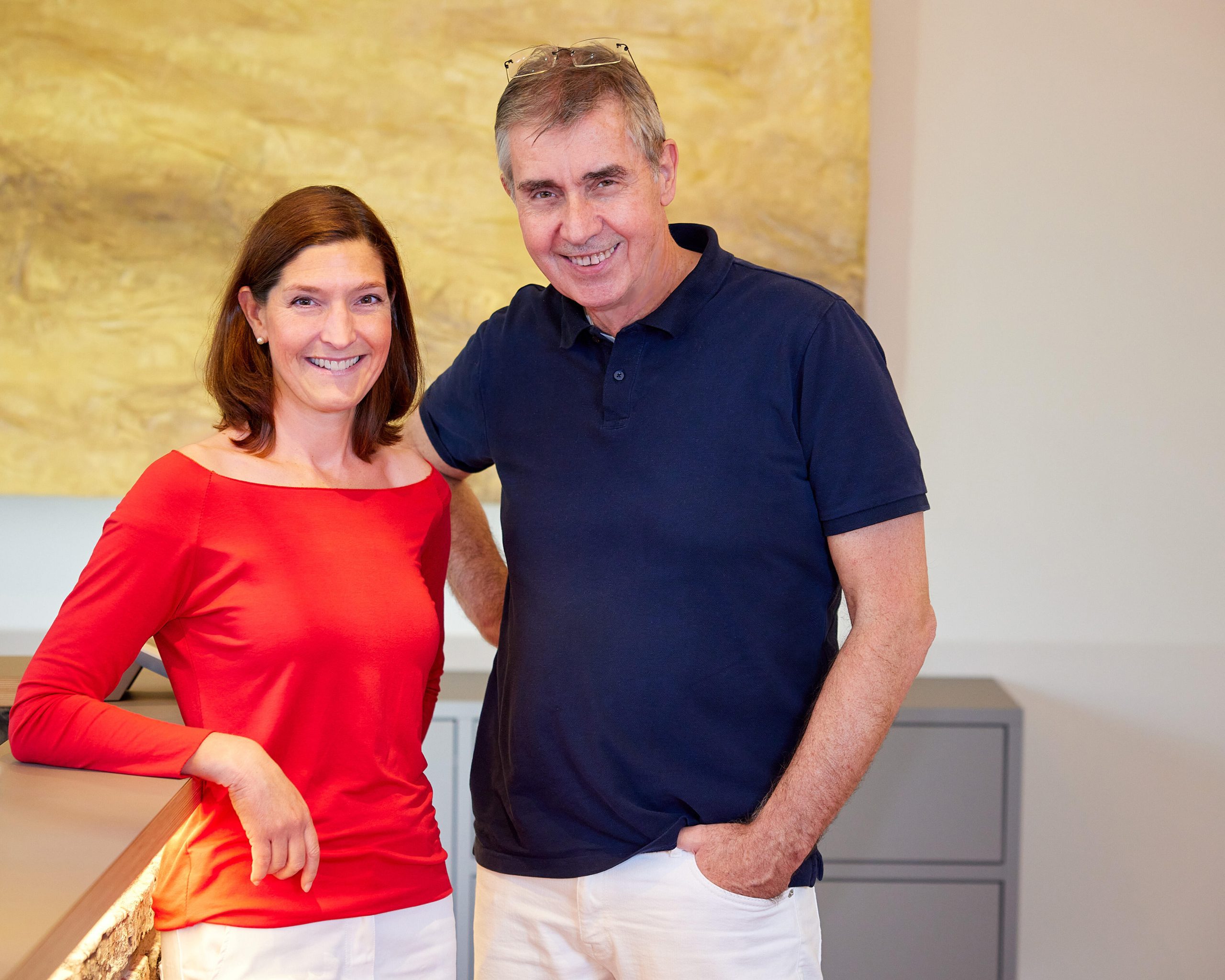 Eva Sondermann und Joachim Ripplinger stehen gemeinsam vor der Anmeldung