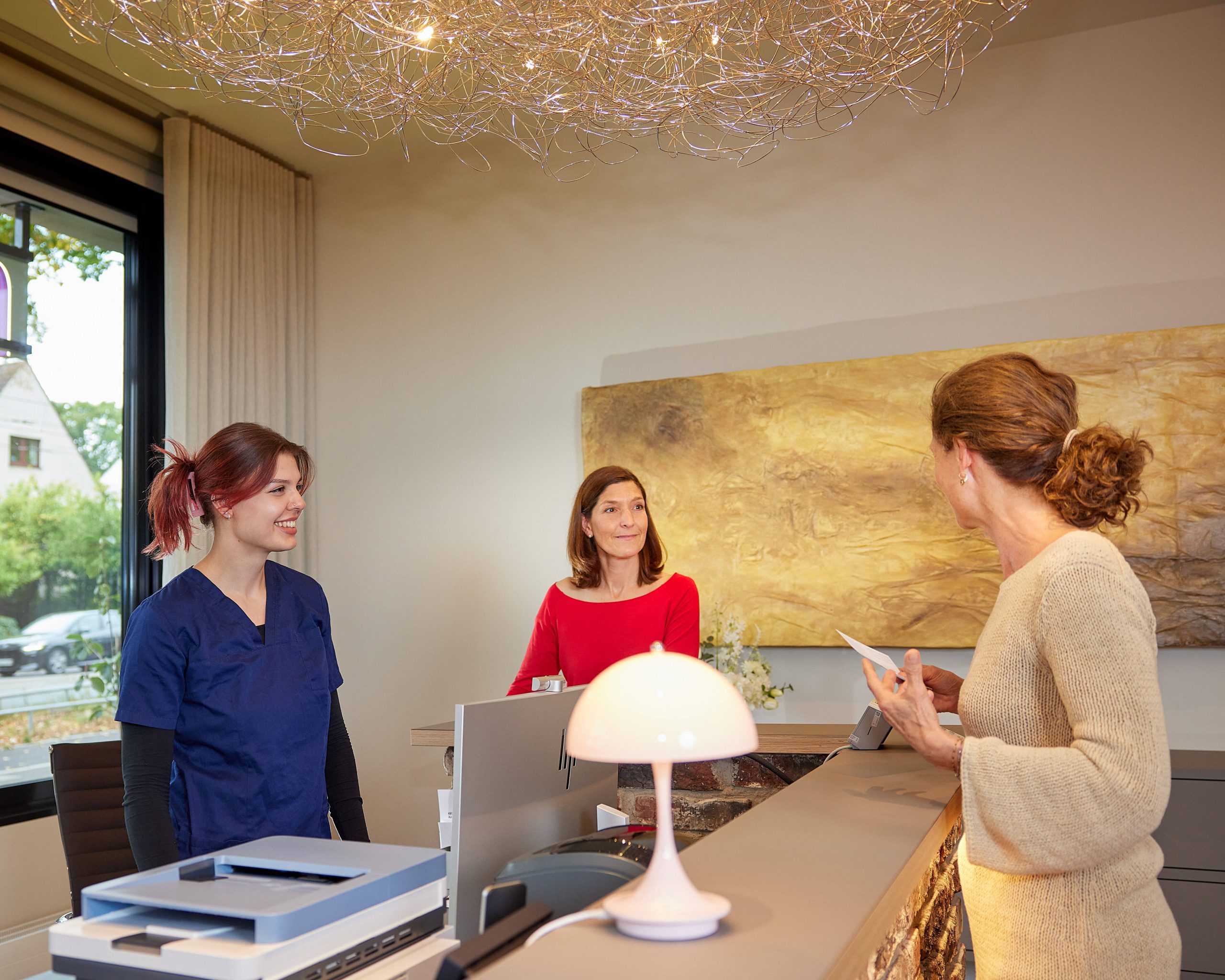 Drei Frauen unterhalten sich an der Anmeldung